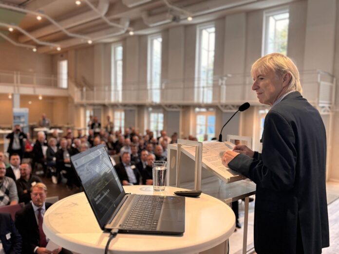Regierungsvizepräsident Thomas Engel begrüßt die Teilnehmenden des Wasserforums 2026