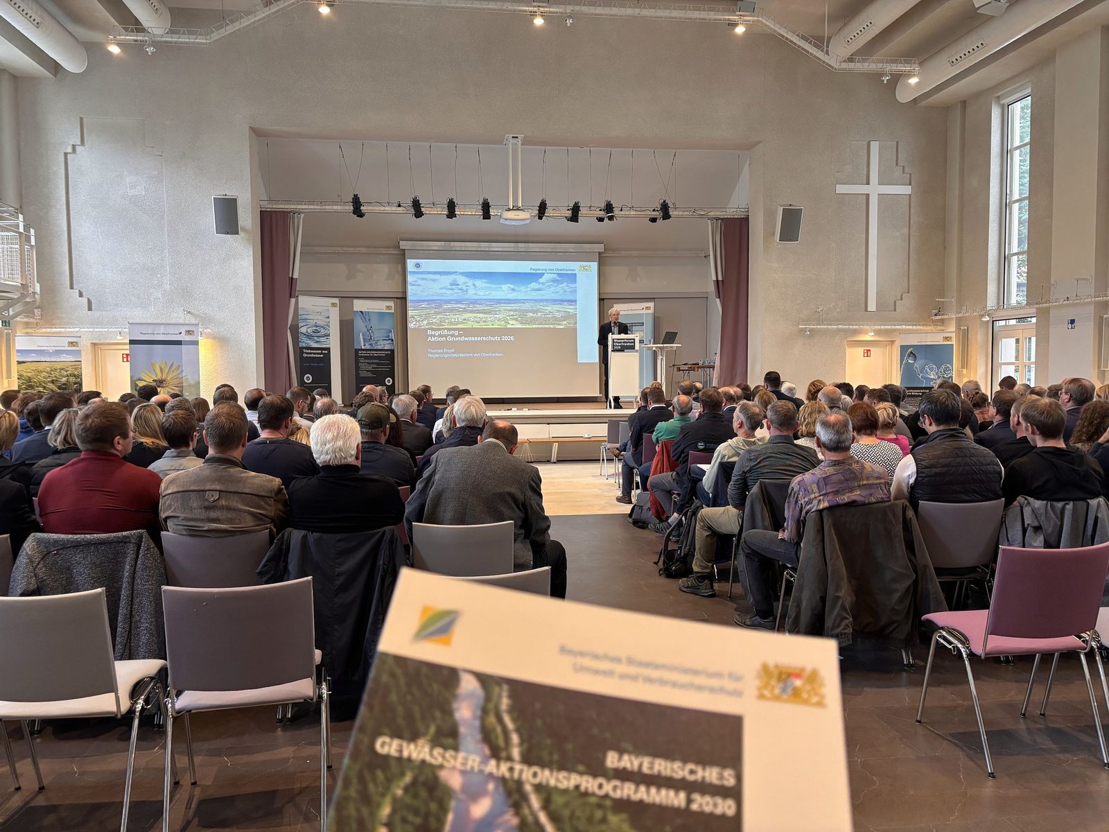 Blick in den Saal, während Regierungsvizepräsident Thomas Engel die Teilnehmenden des Wasserforums 2026 begrüßt