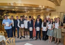 27 junge Landwirtinnen und Landwirte aus Oberfranken Ost freigesprochen Landkreis Bayreuth, v. l.: Simon Raab, Stefan Schuh (2. Bürgermeister Bayreuth), Karl Lappe (Kreisobmann BBV Bayreuth), Simon Kießling, Luis Schindler, Jonas Etterer, Domenik Rauh, Dr. Michael Schmidt