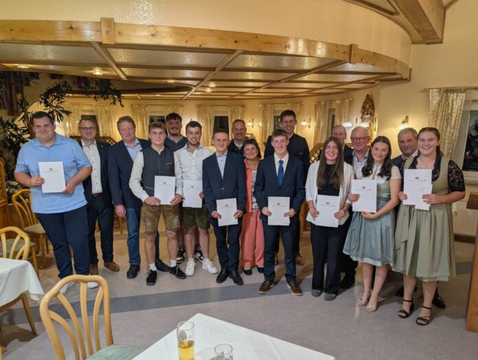 Landkreis Bayreuth, v. l.: Simon Raab, Stefan Schuh (2. Bürgermeister Bayreuth), Karl Lappe (Kreisobmann BBV Bayreuth), Landkreis Bayreuth, v. l.: Simon Raab, Stefan Schuh (2. Bürgermeister Bayreuth), Karl Lappe (Kreisobmann BBV Bayreuth), Simon Kießling, Luis Schindler, Jonas Etterer, Domenik Rauh, Dr. Michael Schmidt