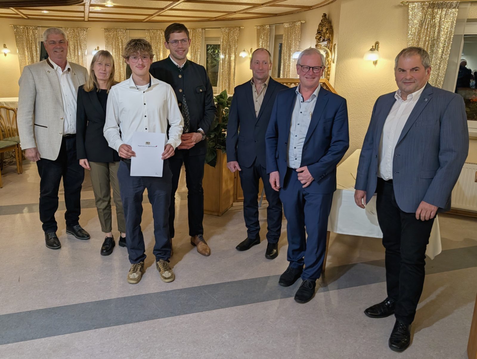 Landkreis Forchheim, v. l.: Hermann Greif (Präsident BBV Oberfranken), Christine Reininger (Behördenleiterin AELF Coburg-Kulmbach), Mark Brendel, Sebastian Thiem (Leiter Landwirtschaftliche Lehranstal