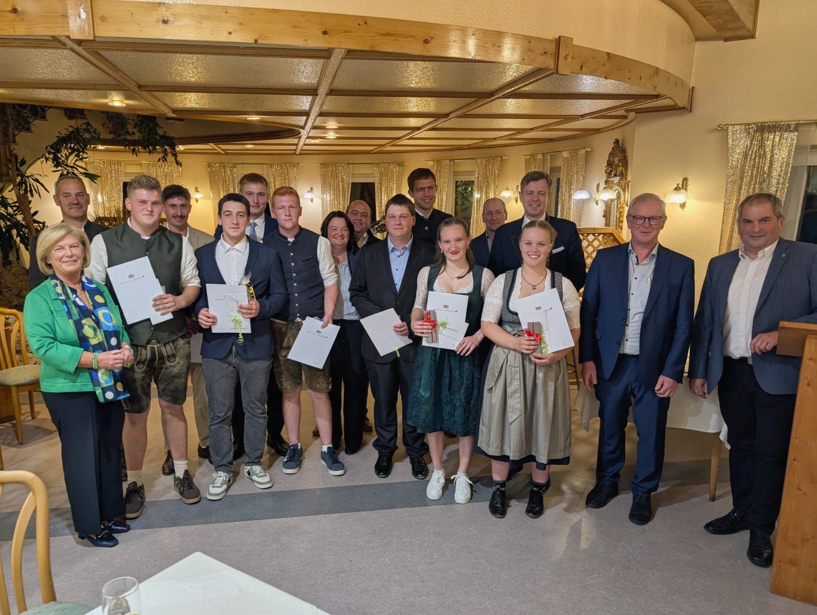 Landkreis Hof, v. l.: Angela Bier (2. Bürgermeisterin Hof), Dr. Michael Schmidt (Behördenleiter AELF Bayreuth-Münchberg), Anton Hick, Marcell Berger, Felix Christoph, Lukas Mohr, Max Rosemann, Elke Br
