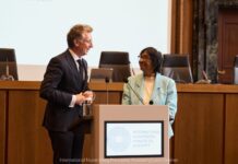 Als der Friedensnobelpreis nach Nürnberg kam FAU-Prof. Christoph Safferling (l.) und Trägerin des Friedensnobelpreises 2026, Navanethem Pillay. (Bild: International Nuremberg Principles Academy/Leon Greiner)