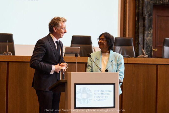 FAU-Prof. Christoph Safferling (l.) und Trägerin des Friedensnobelpreises 2026, Navanethem Pillay. (Bild: International Nuremberg Principles Academy/Leon Greiner)