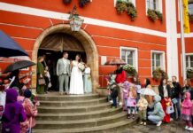 Aus Begegnung im Arbeitsalltag wurde Liebe Hochzeit Hausler Oktober 2026 Frisch verheiratet: Katrin und Thorsten Hausler trafen vor dem Rathaus Burglengenfeld auf ein Spalier aus Kollegen und Vereinen. Foto: Jenny Dassberger