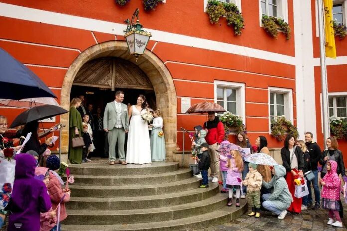 Hochzeit Hausler Oktober 2026 Frisch verheiratet: Katrin und Thorsten Hausler trafen vor dem Rathaus Burglengenfeld auf ein Spalier aus Kollegen und Vereinen. Foto: Jenny Dassberger