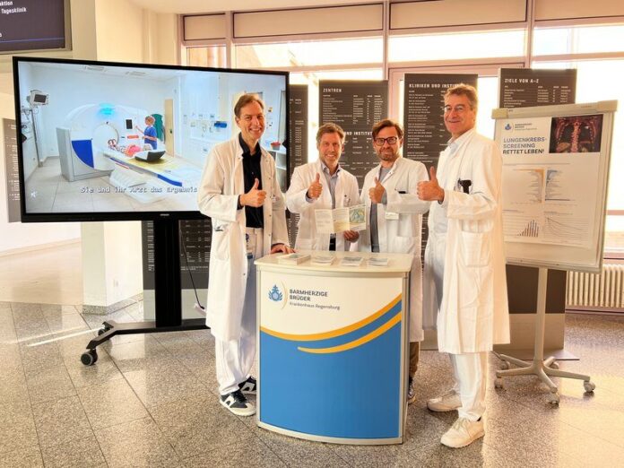 Daumen hoch für Lungengesundheit (v. l.): Prof. Dr. Matthias Lubnow, Chefarzt der Klinik für Pneumologie und konservative Intensivmedizin; Prof. Dr. Niels Zorger, Chefarzt des Instituts für Radiologie