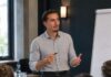 Zweitkarriere mit Daniel Gerlach: Beruflicher Neustart, ohne den sicheren Boden zu verlassen Daniel Gerlach von Zweitkarriere spricht in einem Workshop vor einem Flipchart zu den Teilnehmenden