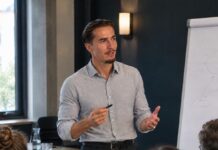 Zweitkarriere mit Daniel Gerlach: Beruflicher Neustart, ohne den sicheren Boden zu verlassen Daniel Gerlach von Zweitkarriere spricht in einem Workshop vor einem Flipchart zu den Teilnehmenden