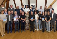 Der Landkreis Schwandorf und der Battenberg Bayerland Verlag aus Regenstauf stellten vor Kurzem im Nittenauer Rathaussaal den neuen Jahresband mit Kalender „Dahoam im Landkreis Schwandorf“ vor. Landrat Thomas Ebeling und der … Bild vergrößern