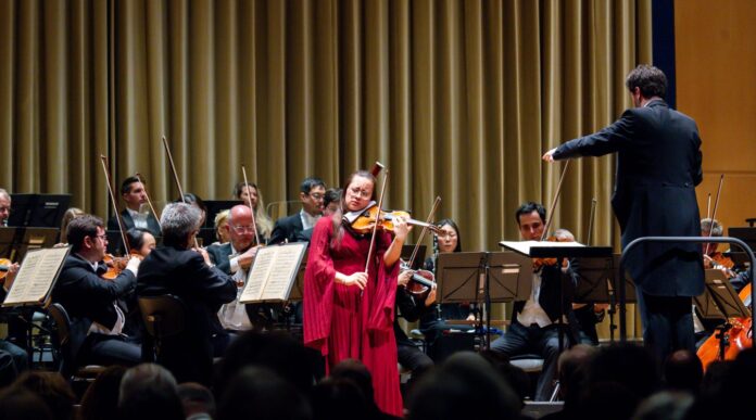 Die Gewinnerin des diesjährigen 9. Internationalen Violinwettbwerbs Henri Marteau spielt gemeinsam mit den Hofer Symphonikern in Selb. (Foto: Frank Wunderatsch)