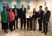 DJK Neustadt a. d. Waldnaab und Bananenflanke Nordoberpfalz mit Inklusionspreis ausgezeichnet (von links): Die Bezirksrätinnen und -räte Bernadette Dechant, Richard Tischler sowie Gabriele Bayer, Bezirkstagsvizepräsident Lothar Höher, Bezirkstagspräsident Franz Löffler, DJK-Vorsitzender Achim