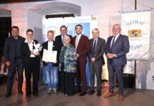 Eine Bühne, die Heimat schafft v.l.: Stefan Frühbeißer (MdL), Anja Dechant-Sundby (Künstlerische Leitung Naturbühne), Sigurd Sundby (Geschäftsführung Naturbühne), Ruth Pulgram (Ausstattung Naturbühne), dahinter Martin Schöffel (Fin