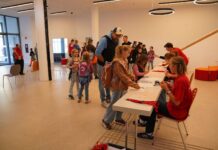Einmal ist keinmal: Stammgäste bei der KinderUni DSC01478 Einschreiben für die KinderUni Foto: Franziska Börner / Hochschule Coburg