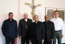Erzbischof Linus Neli aus der indischen Diözese Imphal zu Besuch V.l.: Generalvikar Fr. Varghese Velickakam, Bischof Rudolf Voderholzer, Erzbischof Linus Neli, Pfarrer Pater Joseph Puthussery aus Alteglofsheim, Leiter der Fachstelle Weltkirche Dr. Thomas Rigl.