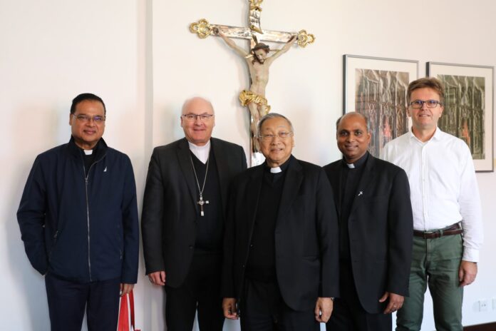 V.l.: Generalvikar Fr. Varghese Velickakam, Bischof Rudolf Voderholzer, Erzbischof Linus Neli, Pfarrer Pater Joseph Puthussery aus Alteglofsheim, Leiter der Fachstelle Weltkirche Dr. Thomas Rigl.