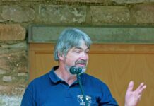 Fairtrade-Gedanke hat sich im Landkreis Miltenberg verstetigt Robert Faust, Urgestein des Fairtrade-Handels im Landkreis, erläuterte den Sinn des fairen Handels. Foto: Winfried Zang