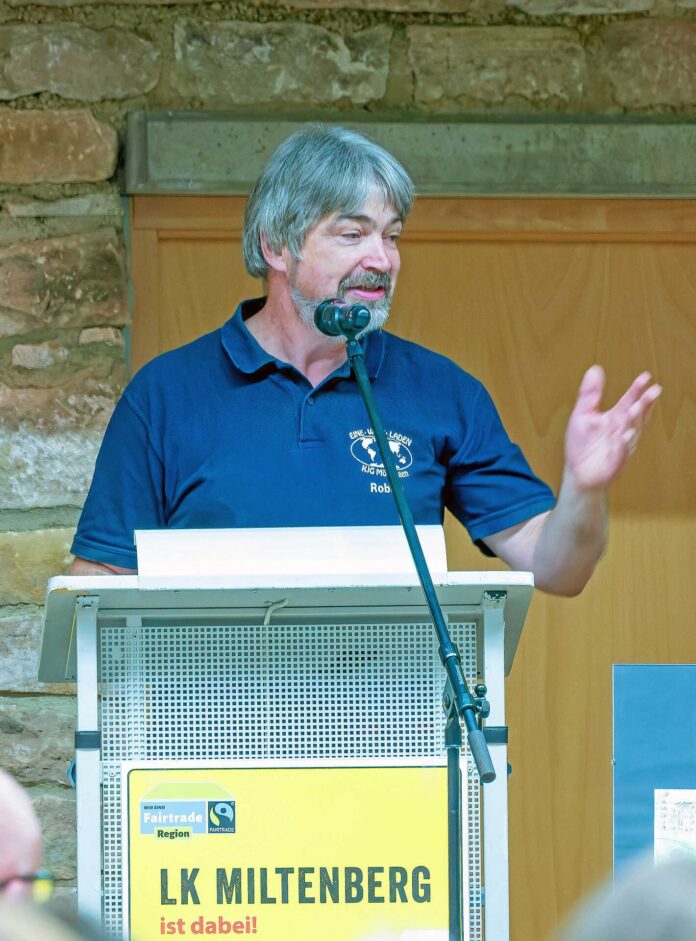 Robert Faust, Urgestein des Fairtrade-Handels im Landkreis, erläuterte den Sinn des fairen Handels. Foto: Winfried Zang