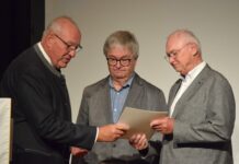 Hochkarätige Kultur im ländlichen Raum Bezirkstagspräsident Franz Löffler (links) zeichnete die Freunde Kooperationenhaus Beidl e.V. für den beispielhaften "Gemeinschaftsort" aus. (Foto: Bastian Schreiner)