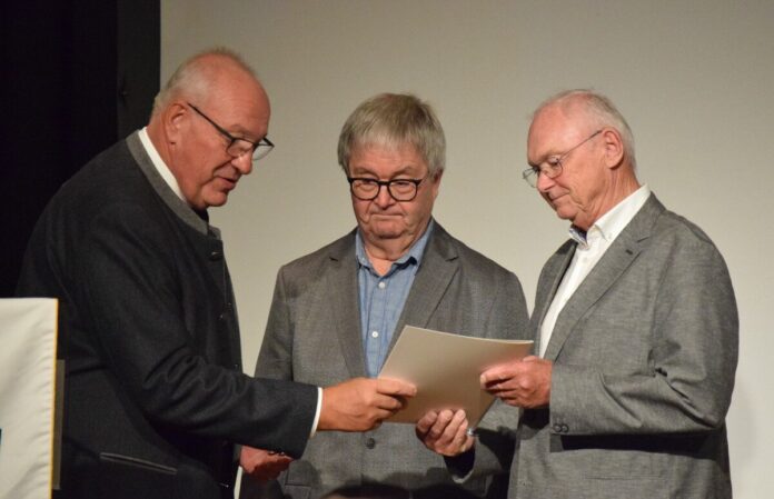 Bezirkstagspräsident Franz Löffler (links) zeichnete die Freunde Kooperationenhaus Beidl e.V. für den beispielhaften "Ge Bezirkstagspräsident Franz Löffler (links) zeichnete die Freunde Kooperationenhaus Beidl e.V. für den beispielhaften "Gemeinschaftsort" aus. (Foto: Bastian Schreiner)