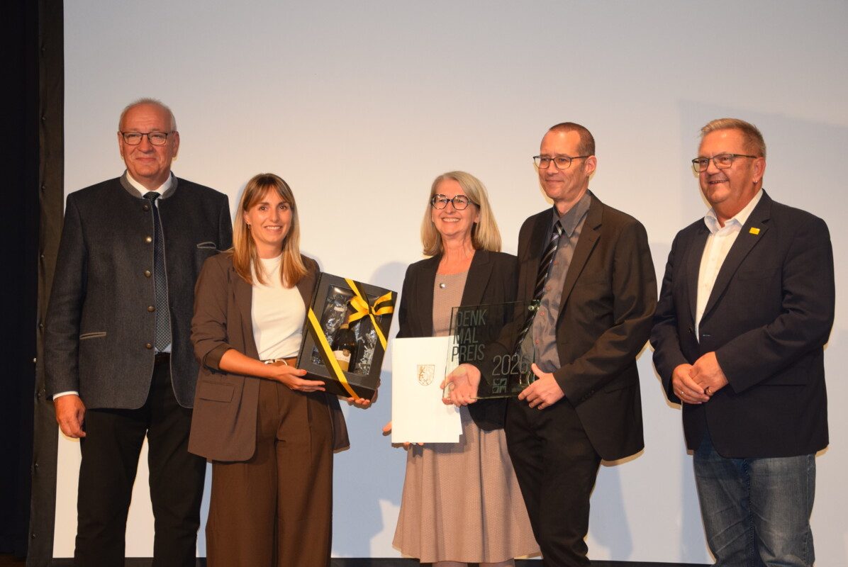 Der Bezirkstagspräsident ehrte Karin und Hans-Jürgen Arbogast für die Sanierung des Einzeldenkmals Paradeplatz 16 in Amberg. (Foto: Bastian Schreiner)