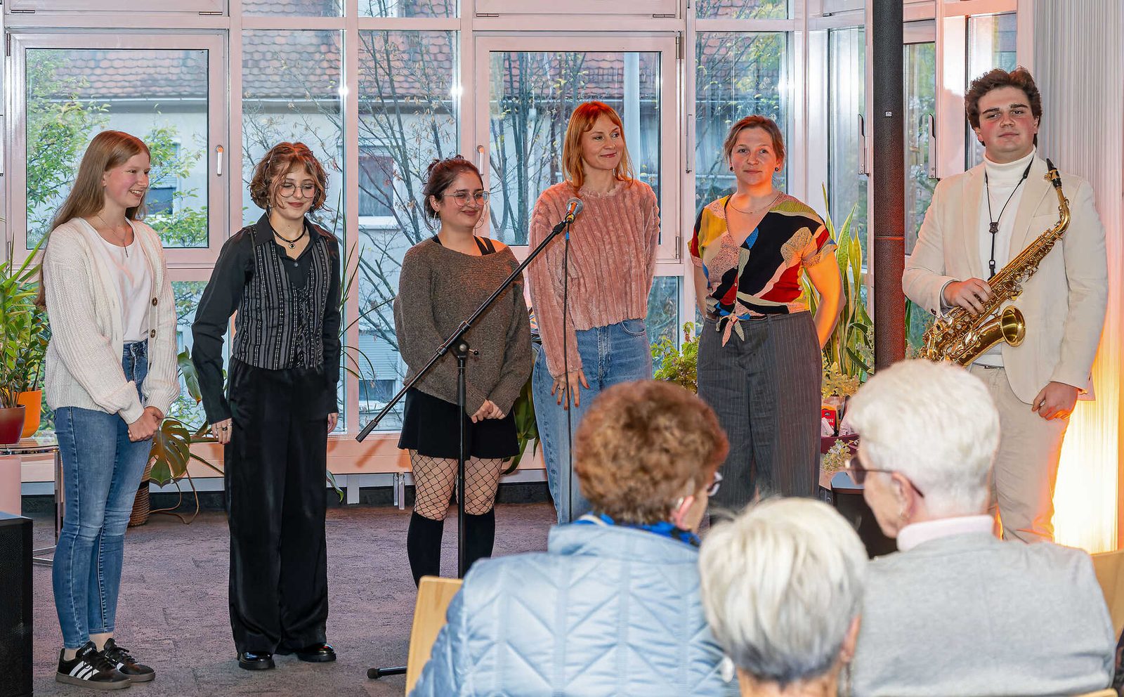 Mit großem Applaus quittierten die Gäste des Poetry-Slams die Vorträge der fünf Slammerinnen (von links: Adelheid Stauder, Sarah Hock, Pelaja Aucello, Karina Blam, Franziska Deckelmann) und von Saxofo