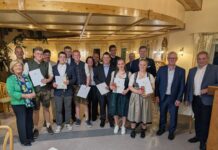 Junge Landwirtinnen und Landwirte erhalten ihre Zeugnisse Im Bild von links nach rechts: Angela Bier (2. Bürgermeisterin Hof), Dr. Michael Schmidt (Behördenleiter AELF Bayreuth-Münchberg), Anton Hick, Marcell Berger, Felix Christoph, Lukas Mohr, Max Rosemann
