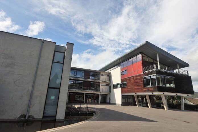 © Markus Hauck (POW) | Blick auf die Theresia-Gerhardinger-Realschule in Amorbach. © Markus Hauck (POW) | Blick auf die Theresia-Gerhardinger-Realschule in Amorbach.