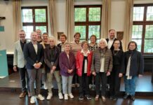 Landkreis würdigt Senioren- und Behindertenbeauftragte Die scheidenden Seniorenbeauftragten zusammen mit Mitarbeiterinnen und Mitarbeitern aus der Verwaltung sowie dem neuen Kreisseniorenbeauftragten Franz Häring (links) und Landrat Hubert Schicker (zweit