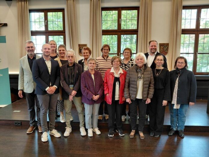 Die scheidenden Seniorenbeauftragten zusammen mit Mitarbeiterinnen und Mitarbeitern aus der Verwaltung sowie dem neuen Kreisseniorenbeauftragten Franz Häring (links) und Landrat Hubert Schicker (zweit