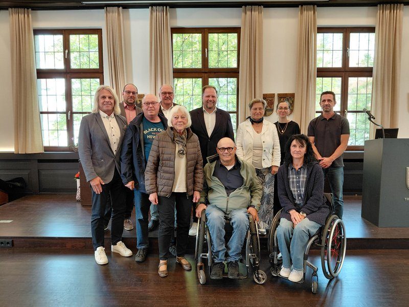 Der neue Kreisbehindertenbeauftragte Michael Burger (3 v.l.) und Landrat Hubert Schicker zusammen mit Verwaltung und den scheidenden Behindertenbeauftragten. © Marie Kammermeier / Landratsamt Tirschen