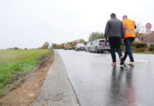 Landkreis Würzburg investiert zwei Millionen Euro in die Verkehrssicherheit – Kreisstraße WÜ 10 zwischen Hettstadt und Greußenheim kurz vor der Fertigstellung Standfeste Bankette und neue Asphaltschichten: Greußenheims Bürgermeister Reinhold Seubert und Landrat Thomas Eberth begutachten die frisch sanierte Kreisstraße WÜ 10 bei Hettstadt. © Christian Schust