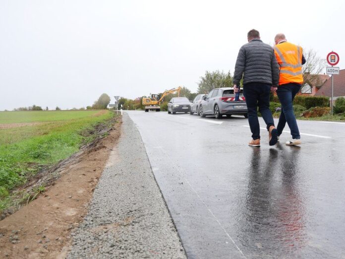 Standfeste Bankette und neue Asphaltschichten: Greußenheims Bürgermeister Reinhold Seubert und Landrat Thomas Eberth begutachten die frisch sanierte Kreisstraße WÜ 10 bei Hettstadt. © Christian Schust
