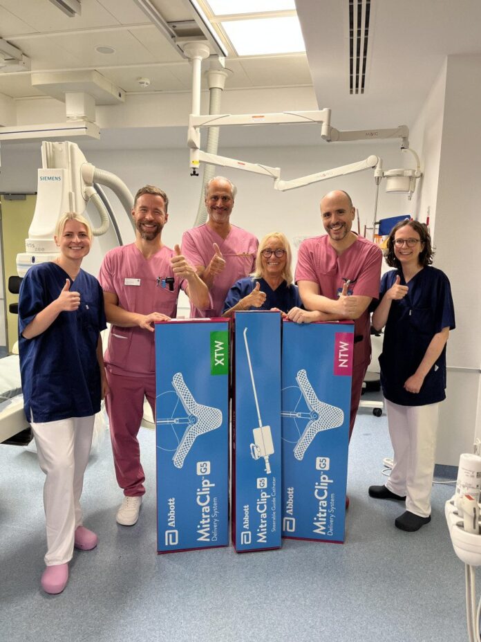 Team der Kardiologie um Chefarzt Prof. Sinha (mittig)