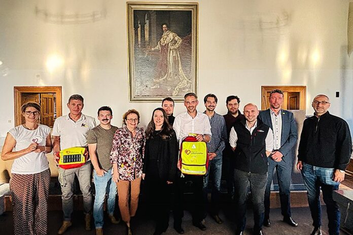 Vorstellung der „Region der Lebensretter – Oberpfalz Nord“ mit Projektvertretern, OB Michael Fritz (6.v.r.), 3. Bürgermeister Tuncer Ayten (1.v.r.) und Stadträtinnen und Stadträten im Großen Rathaussa