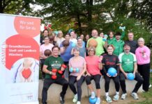 Sport vor Ort: Kostenloses Bewegungsangebot am Wasserspielplatz in Kürnach fördert Gemeinschaft und Freude am Training Unter der Anleitung von Birgit Fedrich vom SV Kürnach trafen sich Interessierte zum gemeinsamen Sport in Kürnach: Zu den Teilnehmern zählten auch Landrat Thomas Eberth und Bürgermeister René Wohlfart.