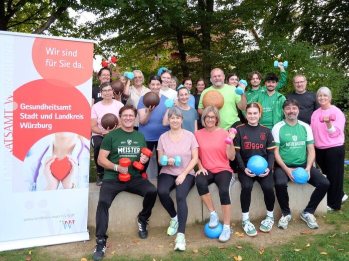 Unter der Anleitung von Birgit Fedrich vom SV Kürnach trafen sich Interessierte zum gemeinsamen Sport in Kürnach: Zu den Unter der Anleitung von Birgit Fedrich vom SV Kürnach trafen sich Interessierte zum gemeinsamen Sport in Kürnach: Zu den Teilnehmern zählten auch Landrat Thomas Eberth und Bürgermeister René Wohlfart.