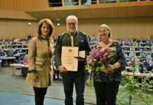 Staatsmedaille für Bernd Lauterbach Dieses Bild zeigt Staatsministerin Michaela Kaniber und den ehemaligen Vorsitzenden des BDF, Bernd Lauterbach, sowie Barbara Lauterbach