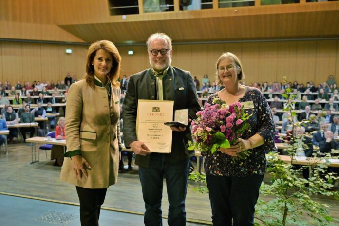 Dieses Bild zeigt Staatsministerin Michaela Kaniber und den ehemaligen Vorsitzenden des BDF, Bernd Lauterbach, sowie Barbara Lauterbach