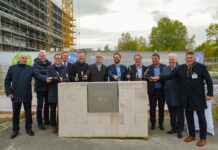 Startschuss für das Kraftzentrum für Gründergeist und Innovation Oberbürgermeister Dr. Andreas Zippel (5. v. re.), Landrat Florian Wiedemann (5. v. li.), Oberfrankens Regierungspräsident Florian Luderschmid (4. v. re.) und Universitäts-Präsident Prof. Dr. Stefan Le