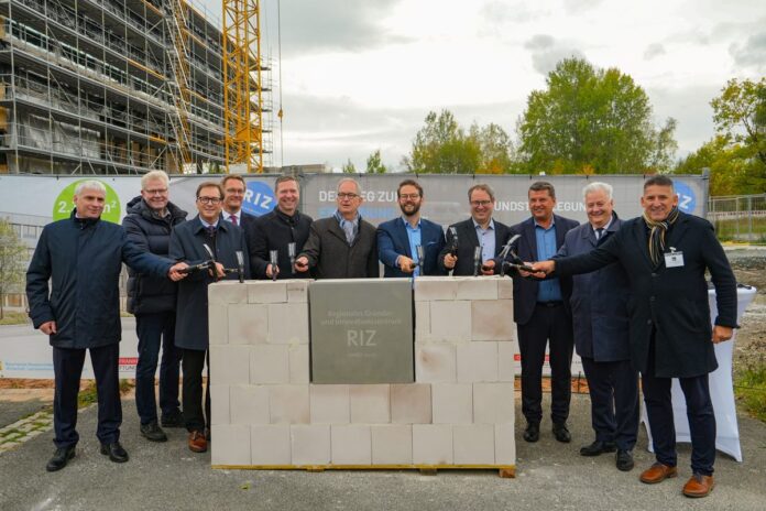 Oberbürgermeister Dr. Andreas Zippel (5. v. re.), Landrat Florian Wiedemann (5. v. li.), Oberfrankens Regierungspräsident Florian Luderschmid (4. v. re.) und Universitäts-Präsident Prof. Dr. Stefan Le