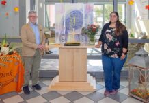 Stiftung Altenhilfe fördert mobilen Altar und weitere Gegenstände Pflegeheimpate Adolf Zerr und die Leiterin des Pflegezentrums Obernburg, Ornella Belfiore, zeigen den mobilen Altar, der dank Förderung durch die Stiftung Altenhilfe angeschafft werden konnte. Foto: W
