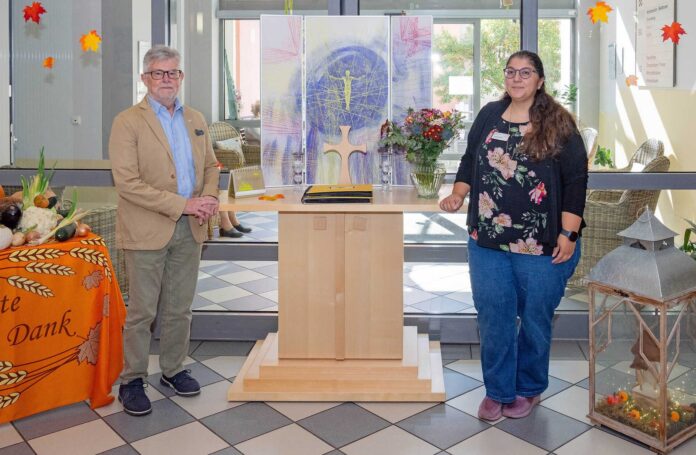 Pflegeheimpate Adolf Zerr und die Leiterin des Pflegezentrums Obernburg, Ornella Belfiore, zeigen den mobilen Altar, der dank Förderung durch die Stiftung Altenhilfe angeschafft werden konnte. Foto: W