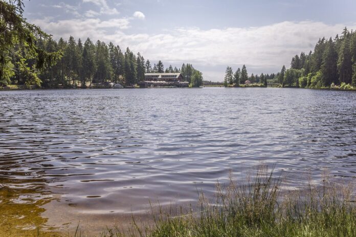 Blick über den Fichtelsee zum Hotel