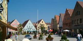Roth: Rekordbeteiligung beim Unternehmerfrühstück in der Kaserne Roth (Mittelfranken) Marktplatz 2005