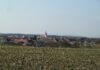 Minigolfanlage Bad Bocklet geht in die Winterpause Rannungen bei Schweinfurt von Südosten mit Pfarrkirche St. Bonifatius (Rannungen)