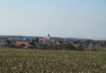 Minigolfanlage Bad Bocklet geht in die Winterpause Rannungen bei Schweinfurt von Südosten mit Pfarrkirche St. Bonifatius (Rannungen)