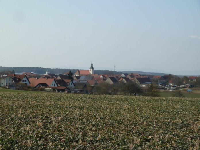 Rannungen bei Schweinfurt von Südosten mit Pfarrkirche St. Bonifatius (Rannungen)