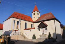 Göppmannsbühl am Berg: Neuer Dorfplatz an der alten Schmiede eingeweiht Kirchenpingarten St. Jakobus major (Kirchenpingarten)