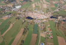 Gleißenberg: Einschulungsjahrgang 1971 besucht das alte Schulhaus Bild Schoensee 2010 (Schönthal)